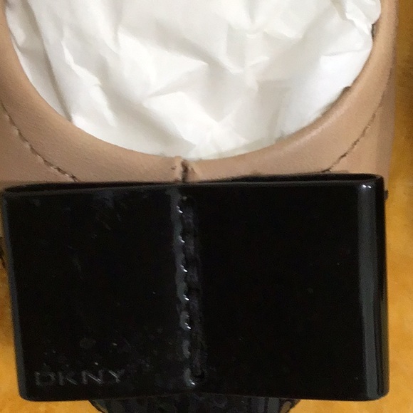 EUC DKNY “ Dasha “ Tortoise Bow Logo Flat Shoes Nude/Black - Picture 2 of 13